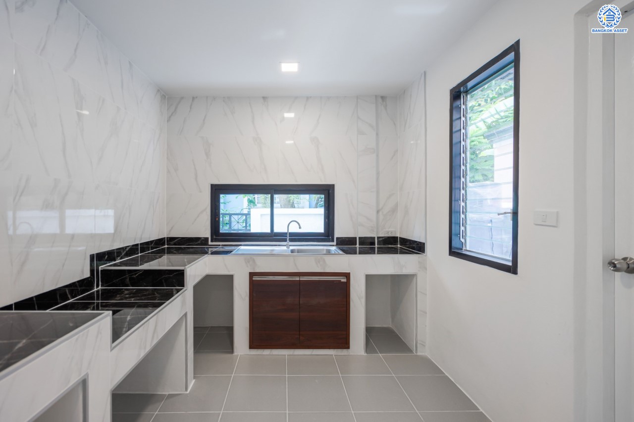 บ้านมือสองตกแต่งใหม่ แบรนด์ LH ม.ชัยพฤกษ์ วัดลาดปลาดุก หลังมุม ตอบโจทย์ทุกการอยู่อาศัย เนื้อที่ 69.2 ตร.ว. ฟังก์ชัน 3 ห้องนอน 2 ห้องน้ำ 1 ที่จอดรถ บนทำเลดีที่สุด! ใกล้เซ็นทรัลเวสต์เกต ทางด่วน "กาญจนาภิเษก" และเพียง 10 นาที ถึงรถไฟฟ้า "สถานีคลองบางไผ่"